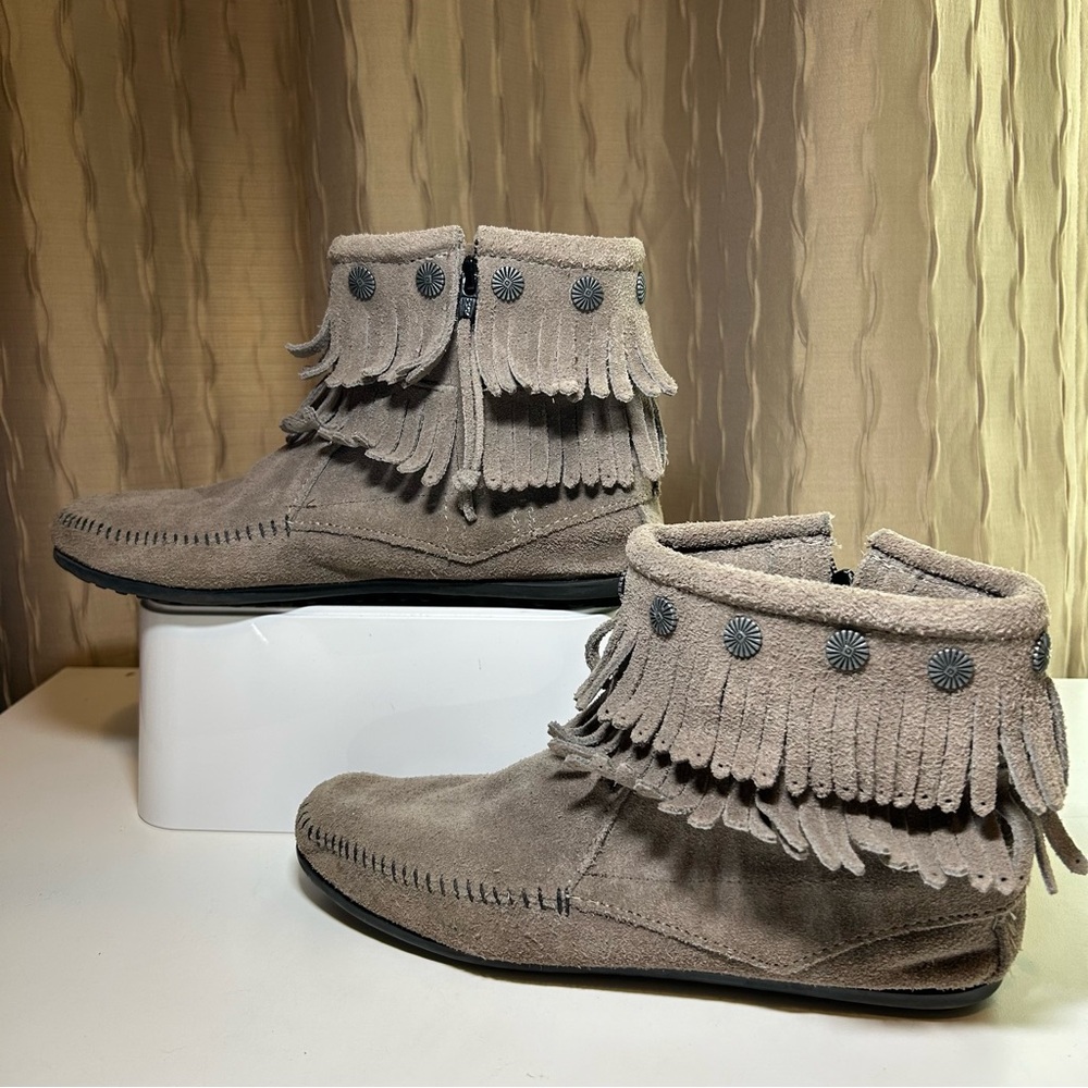Minnetonka Double Fringe Women’s 9.5 Side Zip Boot Moccasin Taupe Suede 691T - Picture 5 of 16